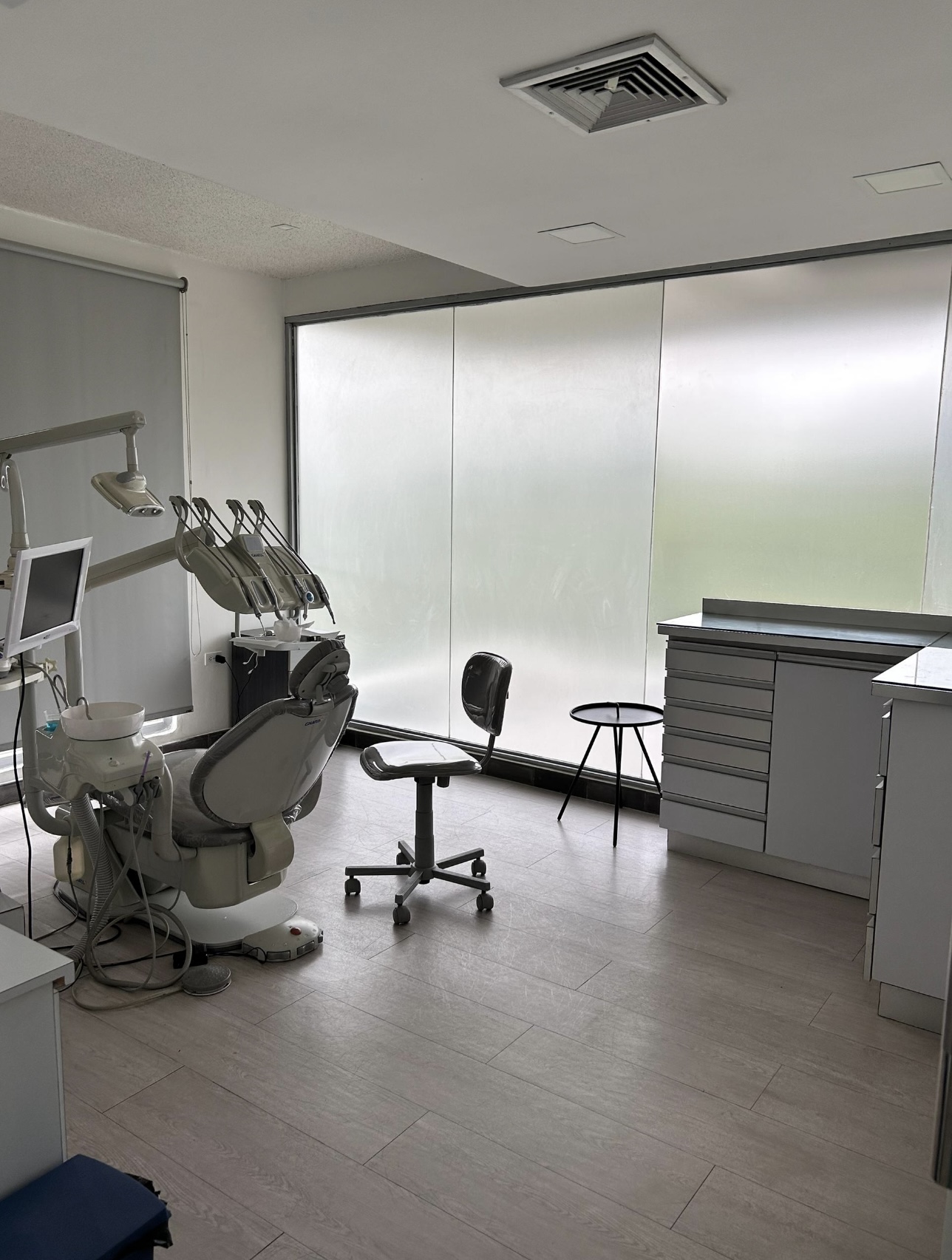 Consultorio dental moderno con sillón y equipos de última generación