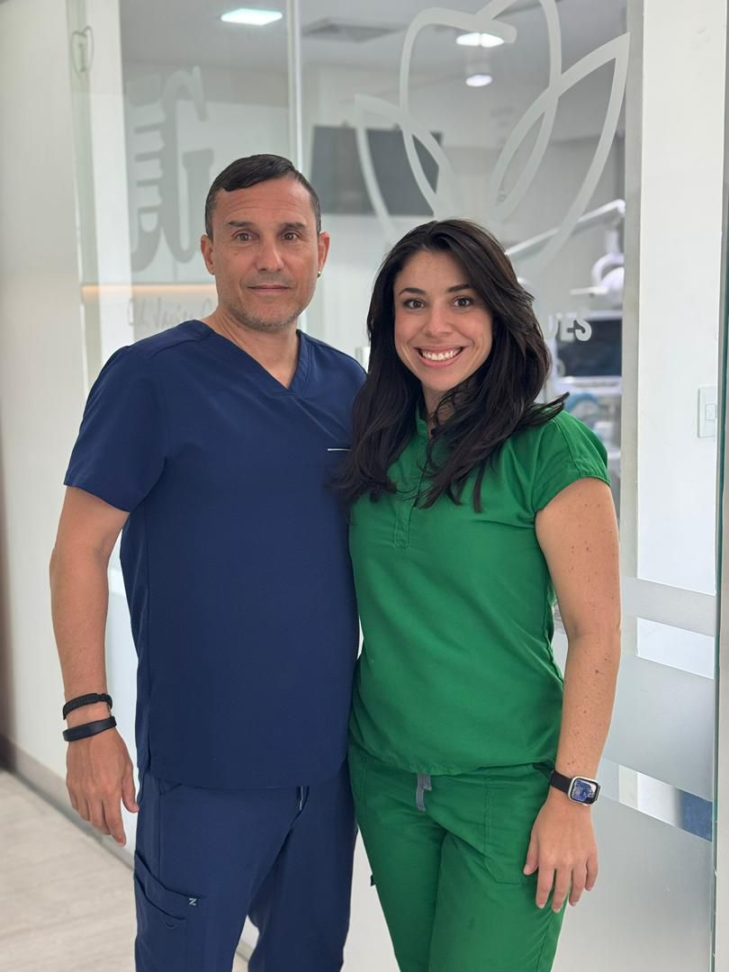 Dr. Javier Gil realizando procedimiento de implante dental
