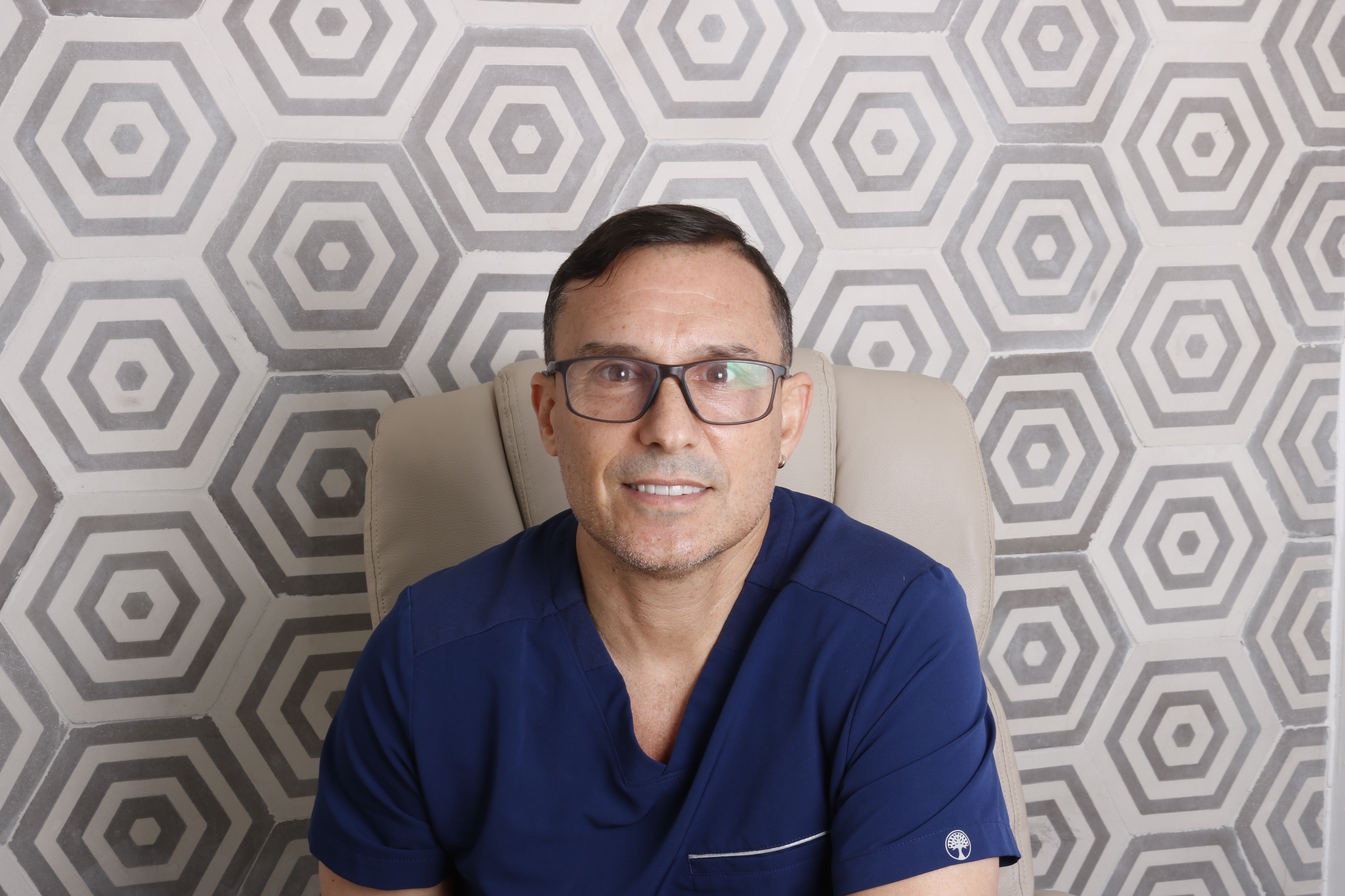 Dr. Javier Gil — Cirujano bucal e implantólogo