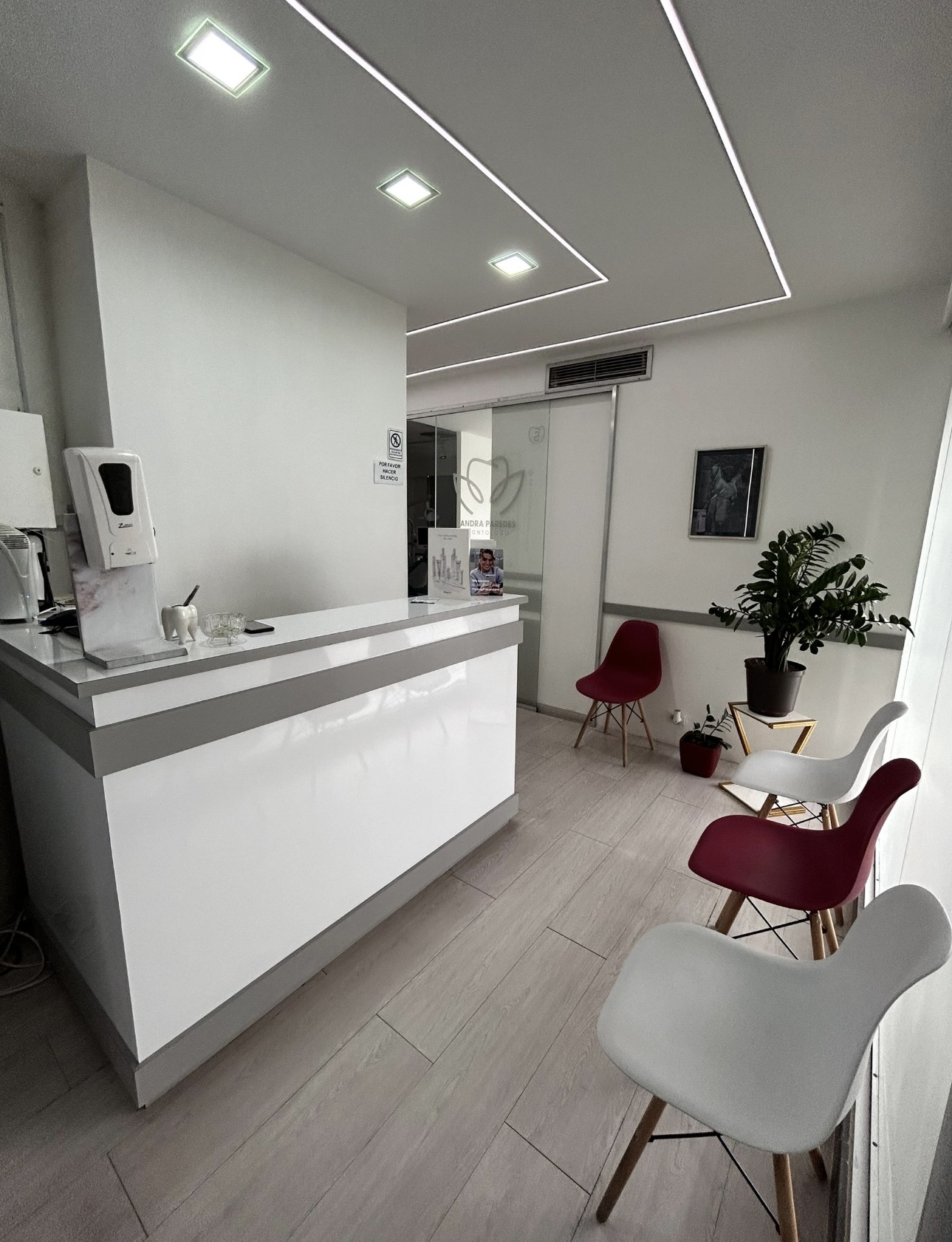 Recepción de Dental Group JS con iluminación LED